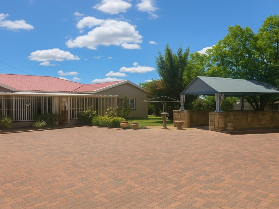 4 Bedroom Property for Sale in Ladybrand Free State